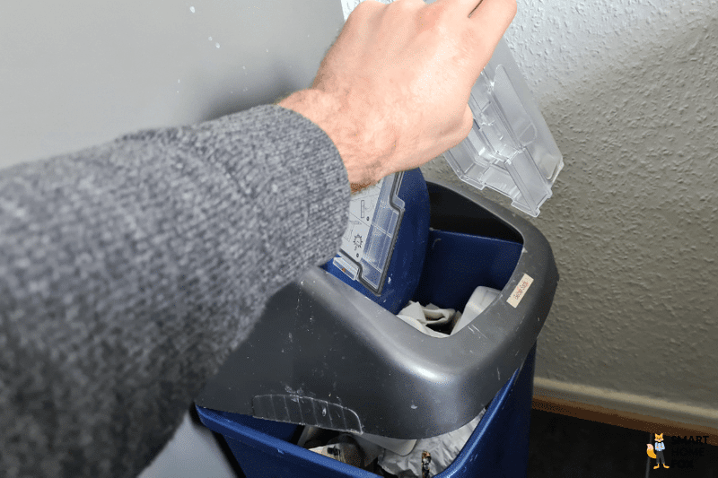 Ein Schaubild zeigt, dass der mobile Staubbehälter des Roborock S8 Pro Ultra nicht per Hand geleert werden muss.